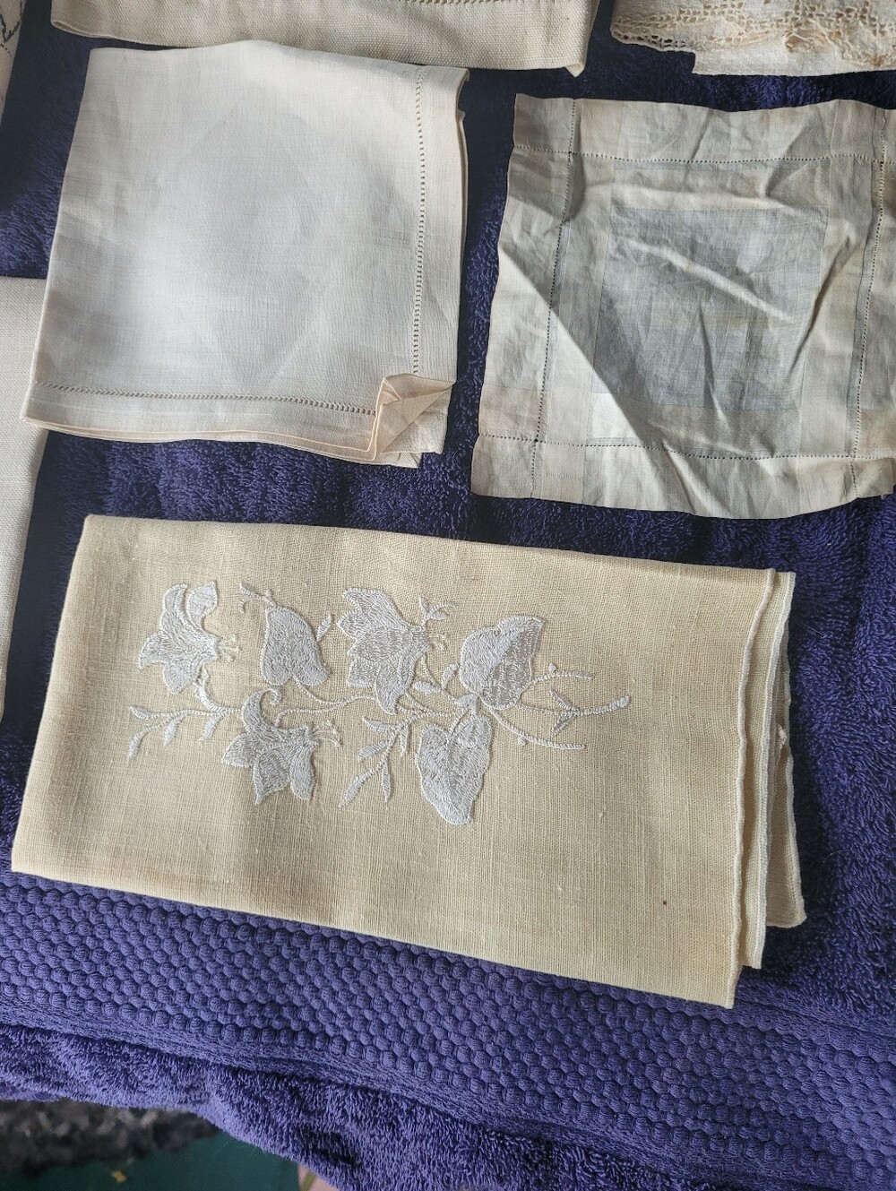 Source Unknown Cream and Blue Vintage Embroidered Table Linens Lot - Picture 7 of 12